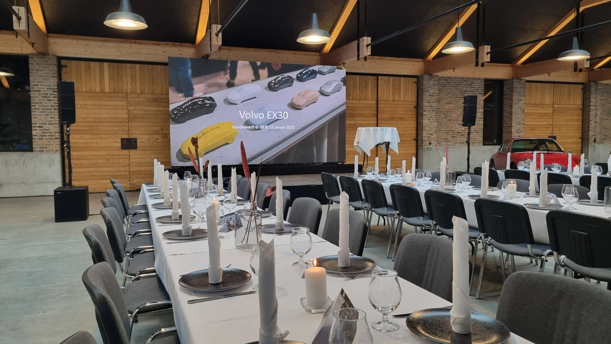 Konference med LED-skærme og scenografi