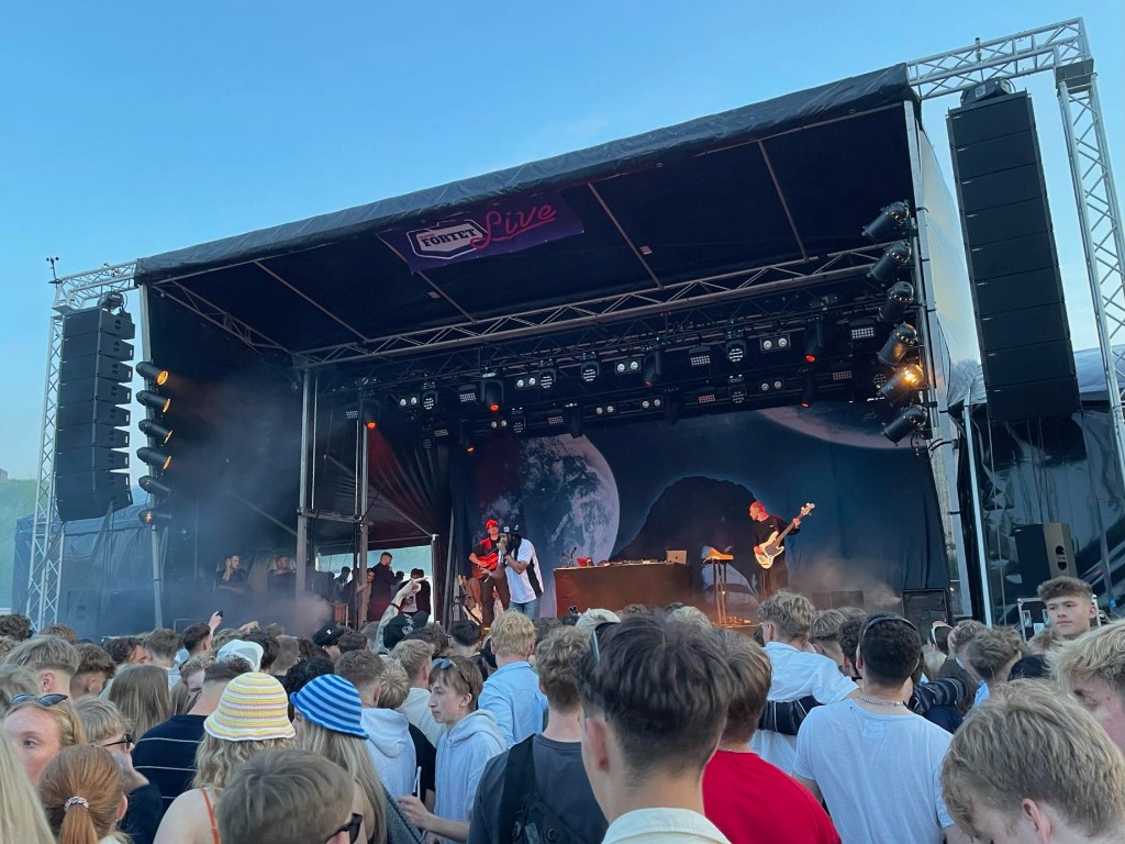 FORTET Live udendørs scene med publikum, line array og scenelys