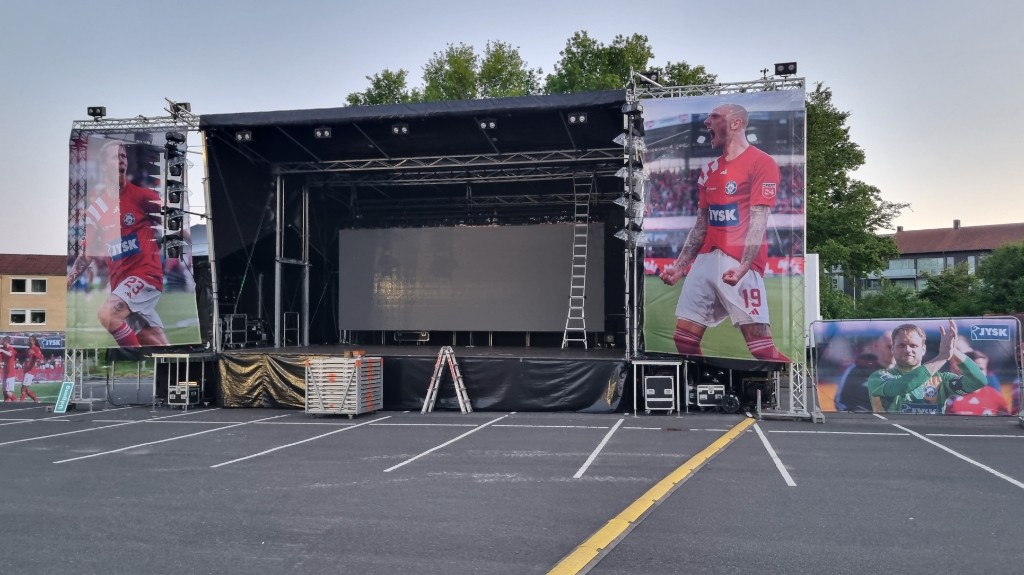 Udendørs mobilstage med LED-skærm, truss og banner til sports-event