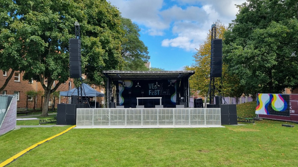 Udendørs festivalscene med line array, scene og Vejle Festival-banner
